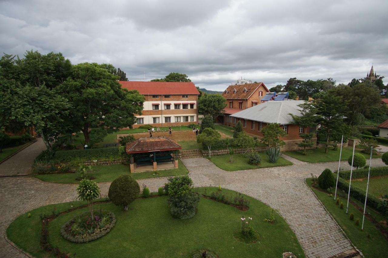 Lovasoa 4C Hotel Antsirabe Bagian luar foto