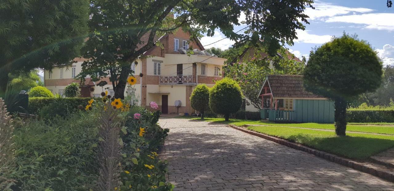 Lovasoa 4C Hotel Antsirabe Bagian luar foto