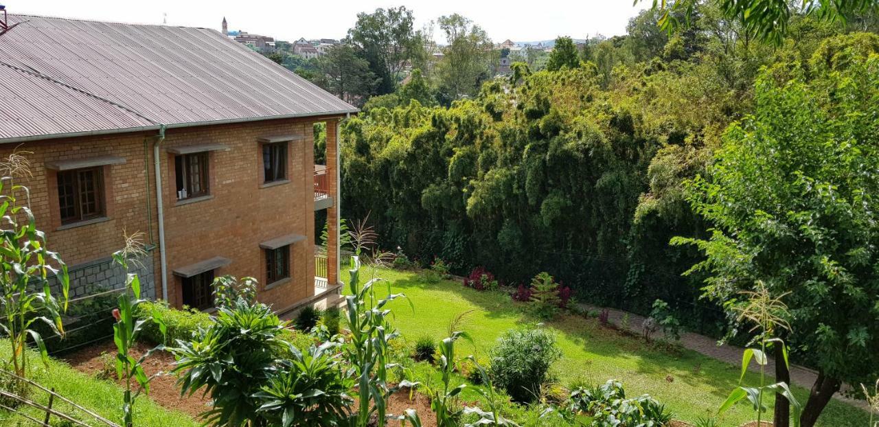 Lovasoa 4C Hotel Antsirabe Bagian luar foto