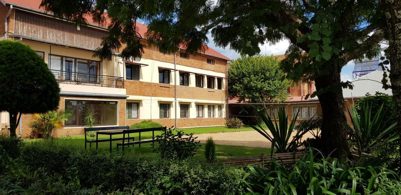Lovasoa 4C Hotel Antsirabe Bagian luar foto