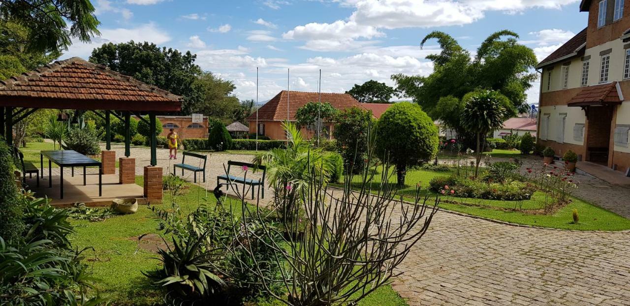 Lovasoa 4C Hotel Antsirabe Bagian luar foto