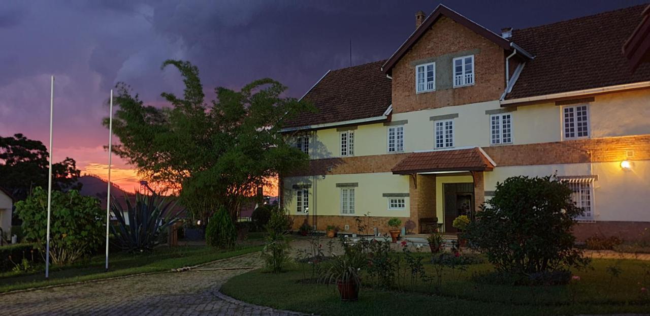 Lovasoa 4C Hotel Antsirabe Bagian luar foto