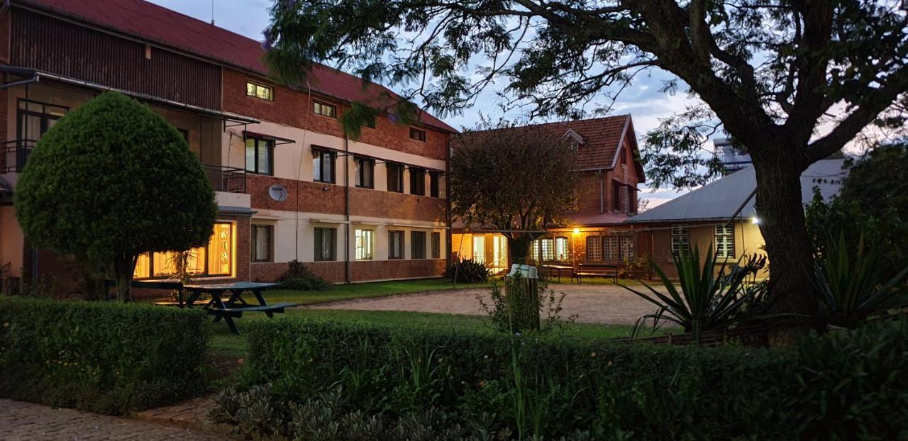 Lovasoa 4C Hotel Antsirabe Bagian luar foto